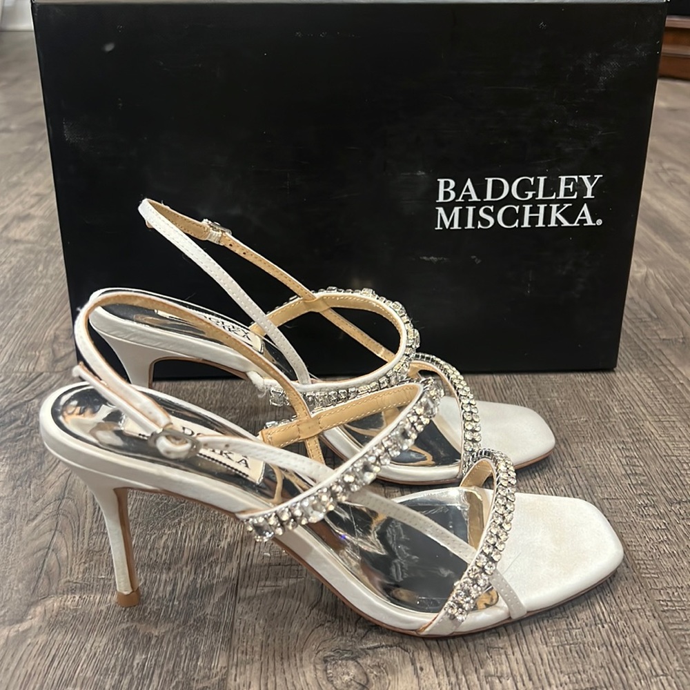 Badgley Mischka Zane Soft White Size 5.5